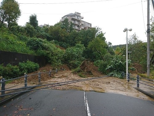 10月23日朝の様子。完全に道路を塞いでいる。