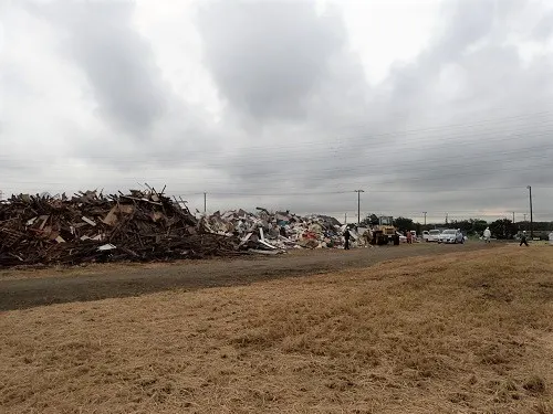 廃材置場も徐々に多くの廃材で埋め尽くされる。