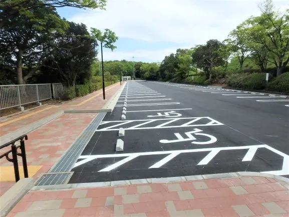 身障者の駐車スペースも増設されました。