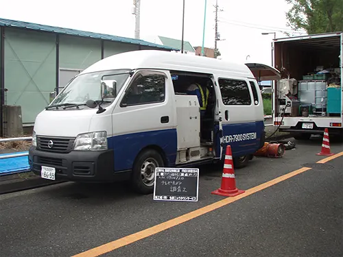 テレビカメラ車（下水管の内部を映します）による下水管内部の事前調査