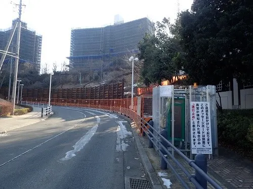 12月末防護柵工事が終了。やっと交通開放が出来る。今後法面の工事となる。