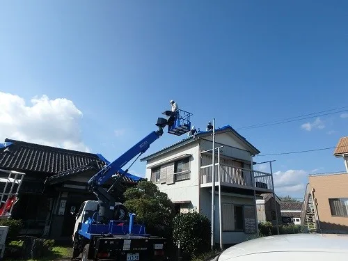 千葉県富津市にて屋根の補修、シート貼りを行う。高所作業車が活躍。