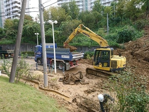 早速の復旧工事。崩れた土砂は大型ダンプ約200台超。水を含んでヘドロ状。