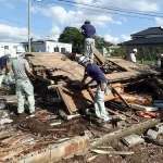 倒れた家屋を解体撤去し、廃材置場に搬出。