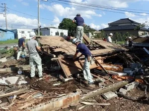 倒れた家屋を解体撤去し、廃材置場に搬出。